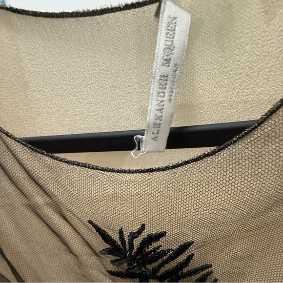 Alexander McQueen Elegant Black Floral Embroidered Silk Top - Picture 5 of 16